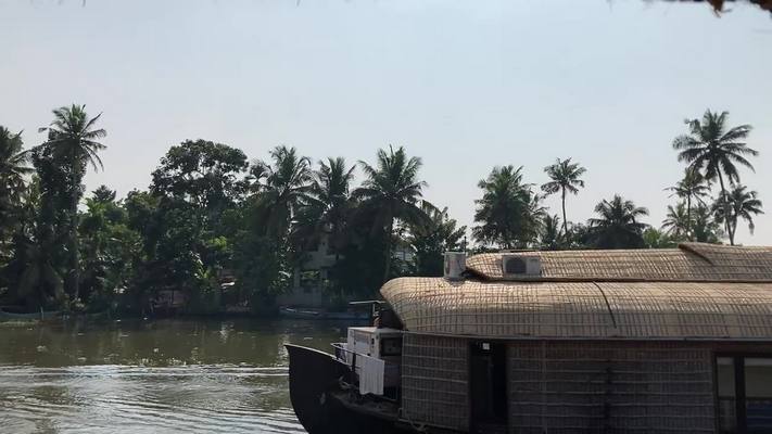 A houseboat similar to ours